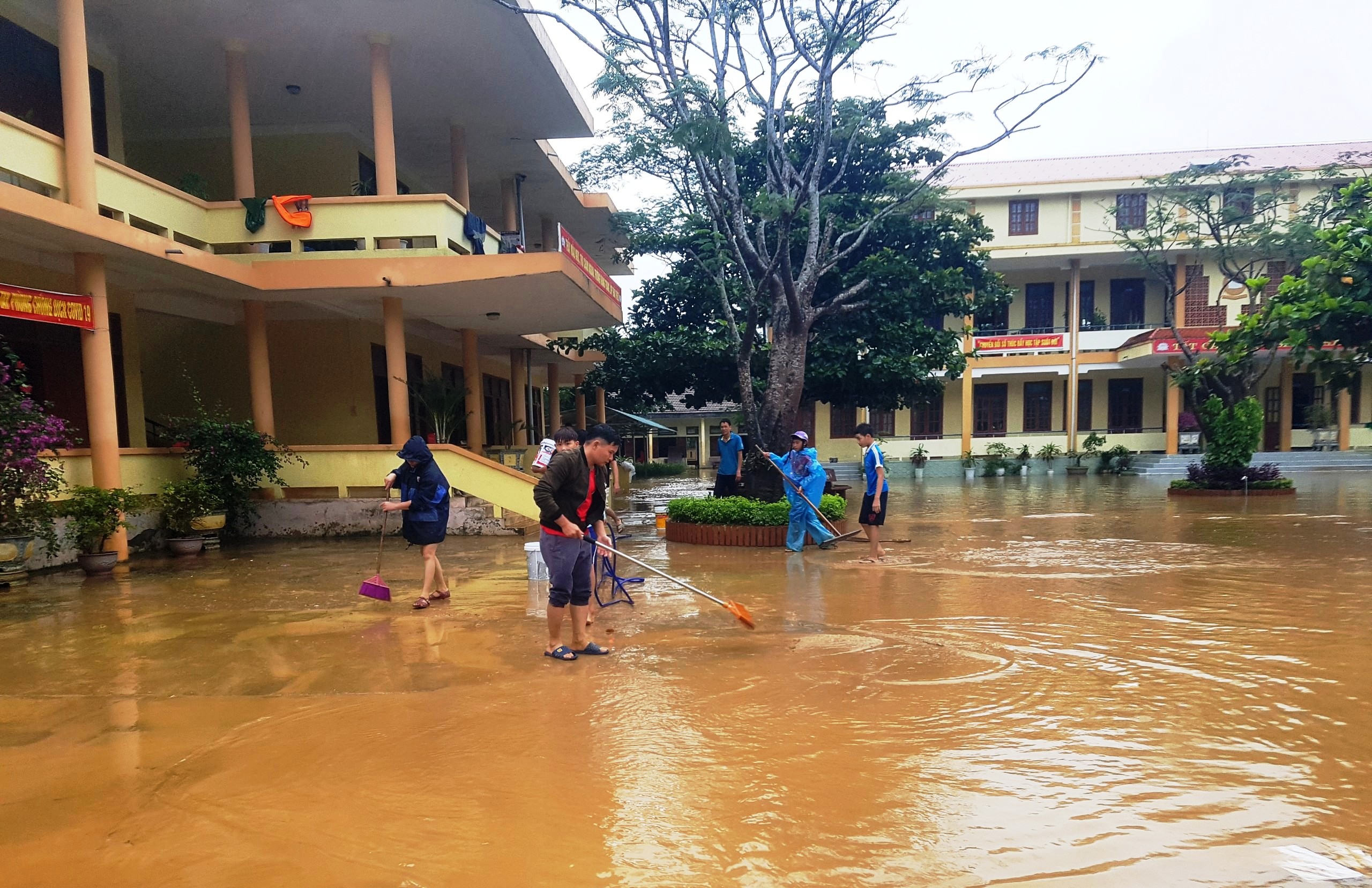  Với phương châm “nước rút đến đâu làm vệ sinh đến đó” các thầy giáo ở Trường THCS Tân Hóa tập trung làm vệ sinh, sớm đón học sinh trở lại trường.