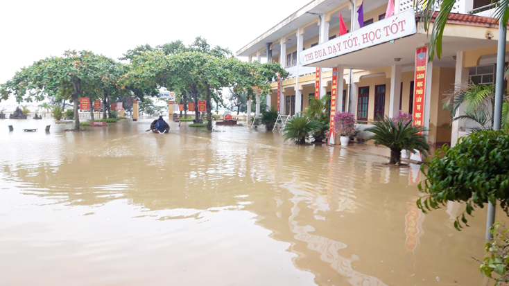Trường tiểu học Tân Ninh, huyện Quảng  Ninh hiện đang ngập nước, dự kiến sau ngày 14-10 mới đón học sinh đi học trở lại.