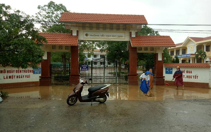 Vào lúc 17h ngày 11-10, Trường tiểu học Duy Ninh, huyện Quảng Ninh nước vẫn đang ngập.