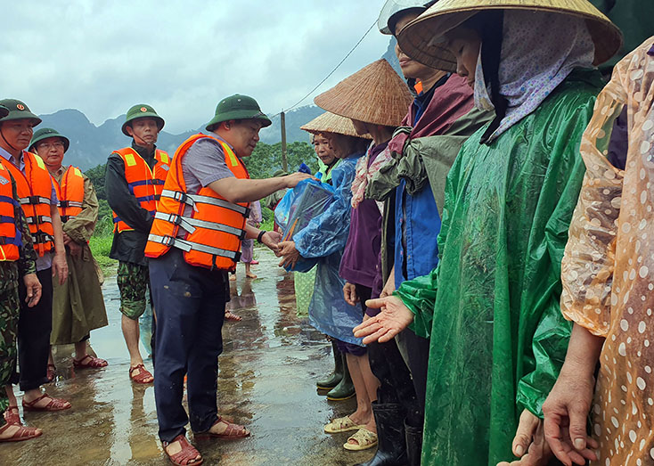 ... và tặng quà cho bà con thôn Tân Sơn