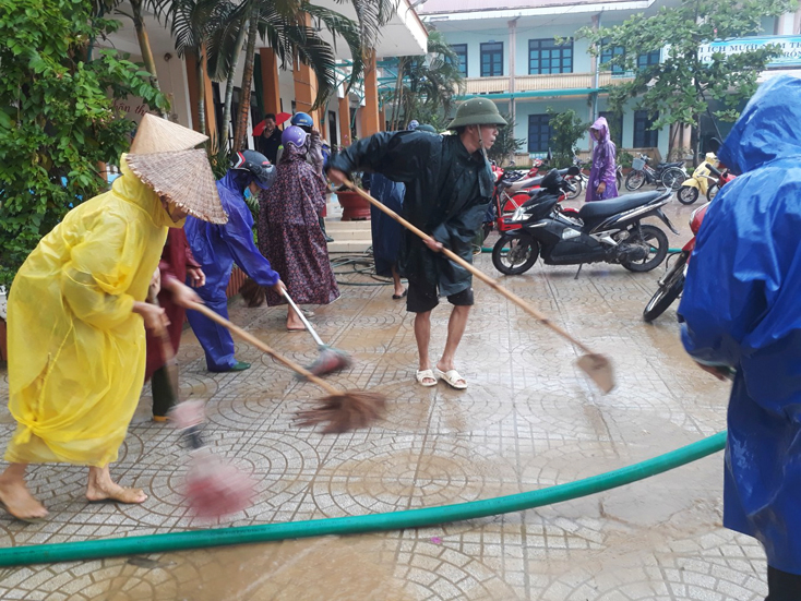 Trường tiểu học Xuân Thủy, huyện Lệ Thủy đang tập trung vệ sinh môi trường.