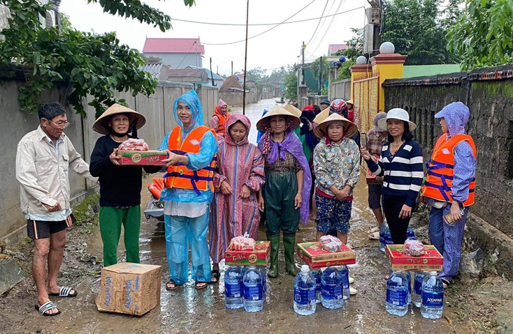 Đại đức Thích Thiền Bình đã đến nhiều nhà dân để trao quà tận tay cho bà con vùng lũ ở xã Tân Ninh (Quảng Ninh).