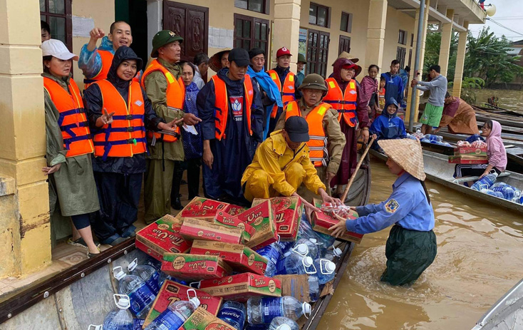 Nhiều người dân đã đi thuyền đến điểm tập kết hàng cứu trợ của đoàn để nhận.