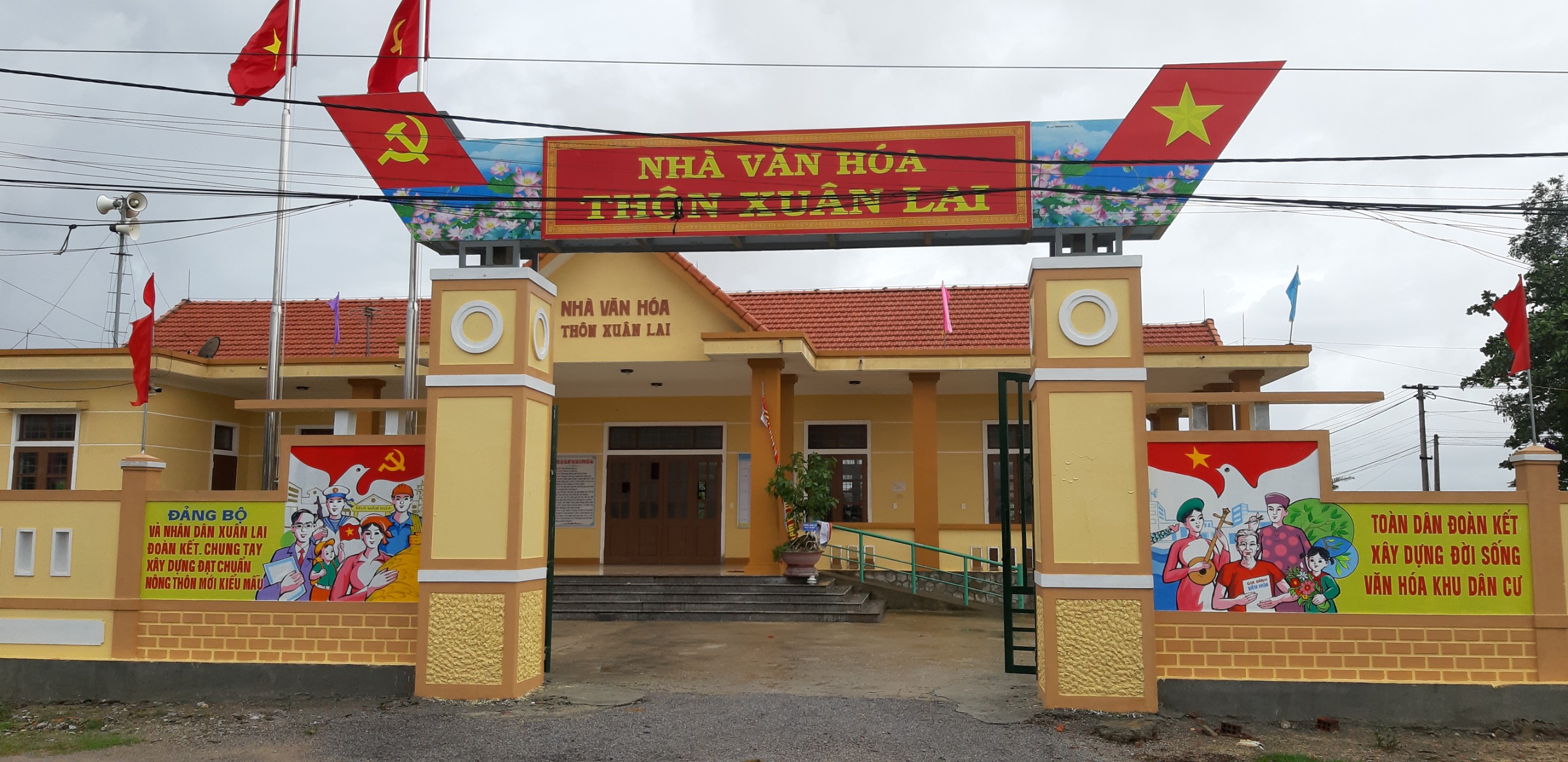 Nhà văn hóa thôn Xuân Lai, xã Xuân Thủy được đầu tư xây dựng khang trang.