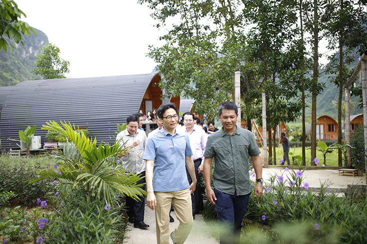 Anh Nguyễn Châu Á giới thiệu khu nghỉ dưỡng Chày Lập Farmstay (Công ty Oxalis) với Phó Thủ tướng Chính phủ Vũ Đức Đam. 