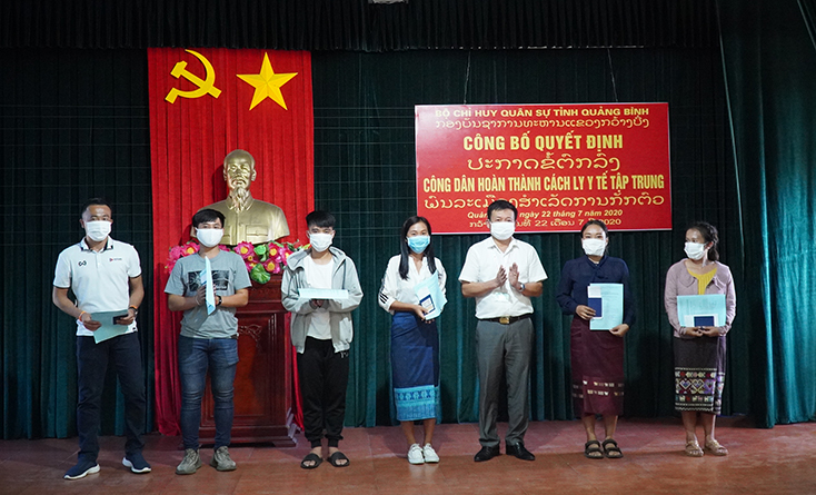Lãnh đạo CDC Quảng Bình trao giấy chứng nhận hoàn thành cách ly tập trung cho sinh viên Lào đến học tập tại các trường chuyên nghiệp trên địa bàn tỉnh.