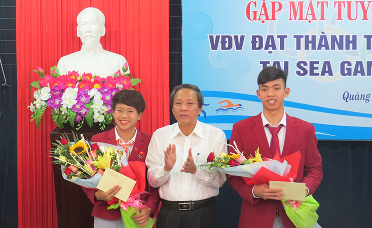  Đồng chí Hoàng Đăng Quang, Ủy viên Trung ương Đảng, Phó Trưởng ban Tổ chức Trung ương, nguyên Bí thư Tỉnh ủy Quảng Bình tặng hoa và quà chúc mừng Nguyễn Huy Hoàng sau khi giành được HCV tại SEA Games 29.
