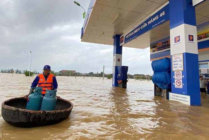 Nổ lực cung ứng xăng dầu cho người dân trong mùa mưa lũ