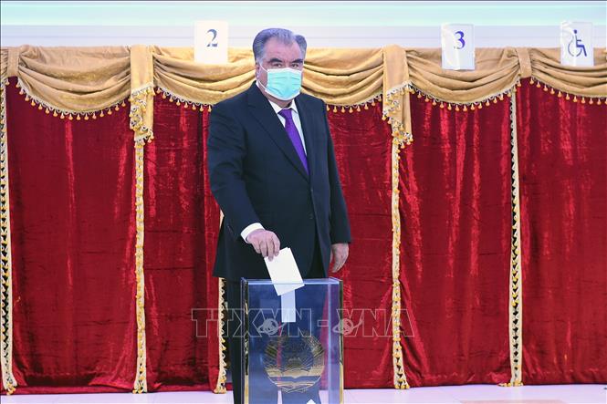   Đương kim Tổng thống Tajikistan Emomali Rakhmon bỏ phiếu tại điểm bầu cử ở Dushanbe ngày 11-10-2020. Ảnh: AFP/TTXVN