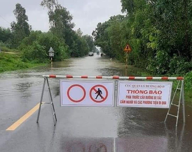 Mưa to trở lại khiến một số vị trí trên các tuyến đường giao thông huyết mạch bị ngập nước sâu không thể lưu thông được.