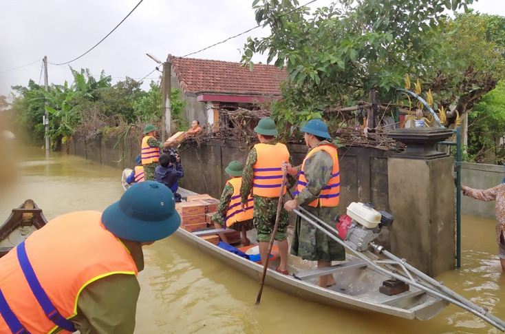 Công tác cung ứng lương thực, thực phẩm, nước uống... đến tận nhà cho người dân vùng đang ngập lũ tiếp tục được các lực lượng quân sự, biên phòng, công an thực hiện tốt.