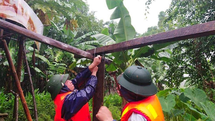 Lực lượng Bộ đội Biên phòng giúp dân sử lại nhà cửa.