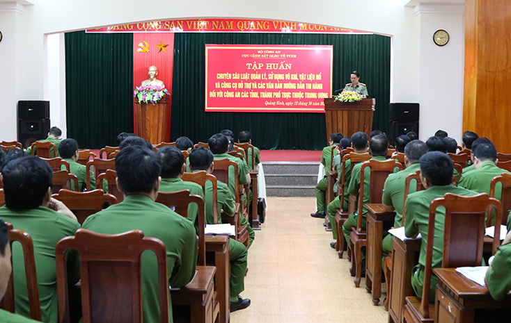 Buổi lễ khai giảng lớp tập huấn chuyên sâu Luật Quản lý, sử dụng VK, VLN, CCHT cho Công an các tỉnh miền Trung.