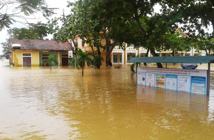 Trên địa bàn huyện Quảng Ninh và huyện Lệ Thủy vẫn còn nhiều trường học bị ngập nước.