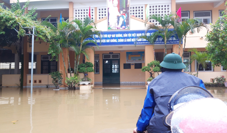 Nhiều trường học đã có kế hoạch đón học sinh học trở lại nhưng do có mưa lớn, nhiều khả năng tiếp tục bị ngập nước nên phải tạm hoãn.