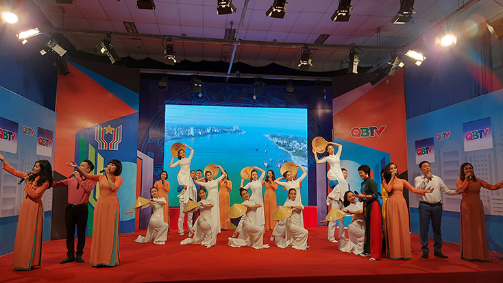 Các tiết mục văn nghệ đặc sắc do Đoàn Nghệ thuật truyền thống Quảng Bình biểu diễn mang đến khí thế vui tươi cho chương trình giao lưu.