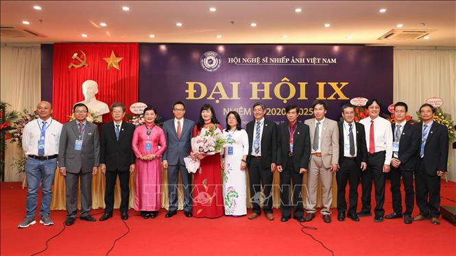   Phó Thủ tướng Chính phủ Vũ Đức Đam chúc mừng tân Chủ tịch và Ban Chấp hành mới Hội Nghệ sĩ Nhiếp ảnh Việt Nam nhiệm kỳ 2020 - 2025. Ảnh: Thanh Tùng/TTXVN