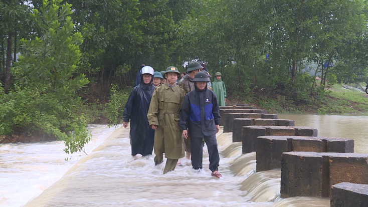 Các đồng chí lãnh đạo huyện Lệ Thủy kiểm tra đập Dạ Lam