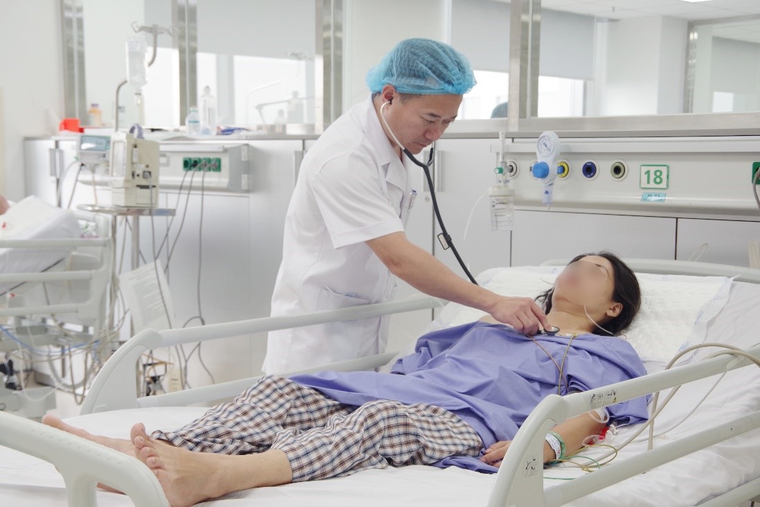  TS Nguyễn Văn Tuyến – Giám đốc Trung tâm Đột quỵ não thăm khám cho bệnh nhân chảy máu não do vỡ dị dạng mạch.