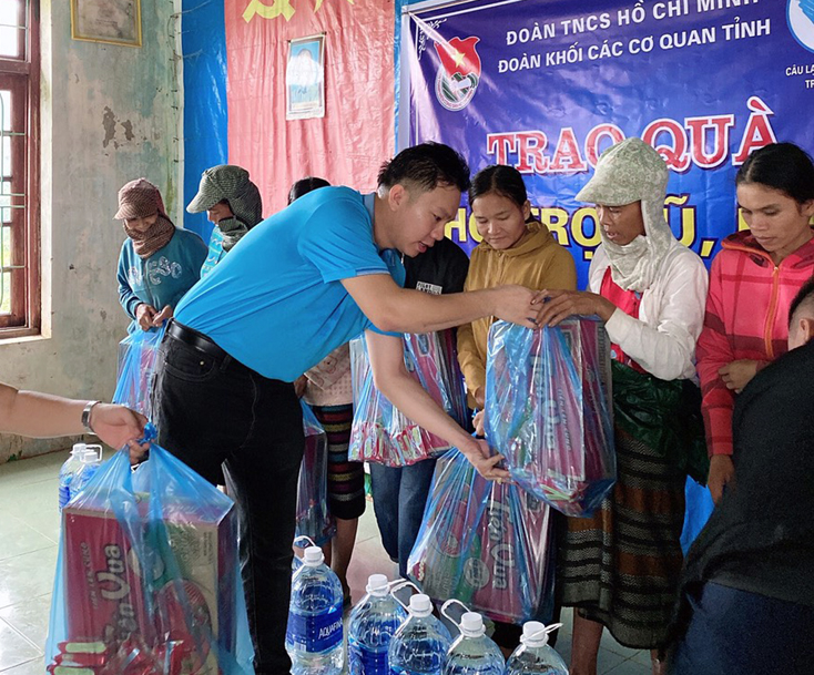 Các thành viên CLB Tình nguyện trẻ phối với Đoàn Khối các cơ quan tỉnh trao quà hỗ trợ cho người dân khó khăn ở xã Trường Xuân (huyện Quảng Ninh)
