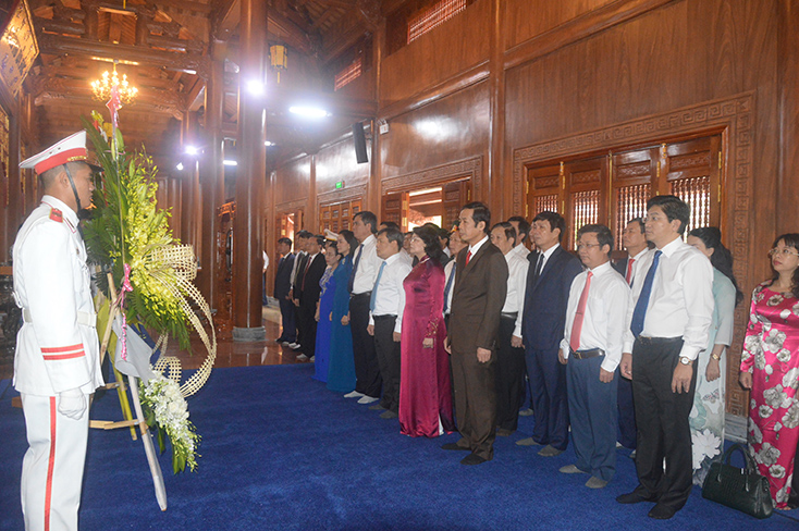 Đồng chí Đặng Thị Ngọc Thịnh và các đồng chí đại diện lãnh đạo tỉnh dự Lễ dâng hương tại Đền thờ Chủ tịch Hồ Chí Minh và các anh hùng liệt sỹ.