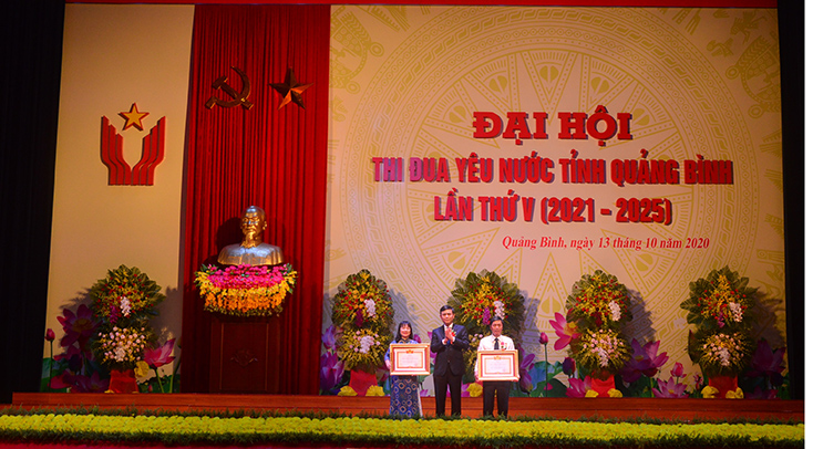 Thừa ủy quyền của Thủ tướng Chính phủ, đồng chí Trần Thắng, Phó Bí thư Thường trực Tỉnh ủy trao Danh hiệu Chiến sĩ thi đua toàn quốc cho các cá nhân được phong tặng.