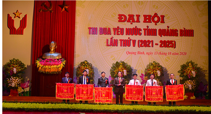 Thừa ủy quyền của Thủ tướng Chính phủ, đồng chí Trần Công Thuật, Chủ tịch UBND tỉnh trao Cờ Thi đua của Thủ tướng Chính phủ cho các tập thể.