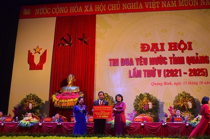 Đồng chí Phó Chủ tịch nước Đặng Thị Ngọc Thịnh trao tặng 1 tỷ đồng để giúp đỡ nhân dân vùng lũ và trẻ em có hoàn cảnh khó khăn trên địa bàn tỉnh.