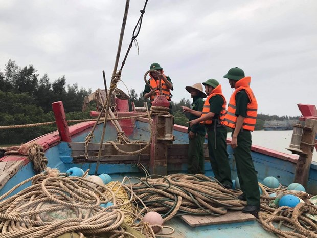  Lực lượng biên phòng thành phố Sầm Sơn tích cực giúp đỡ ngư dân chằng chống, neo, buộc tàu thuyền nhằm hạn chế thấp nhất những thiệt hại có thể xảy ra. (Ảnh: Khiếu Tư/TTXVN)