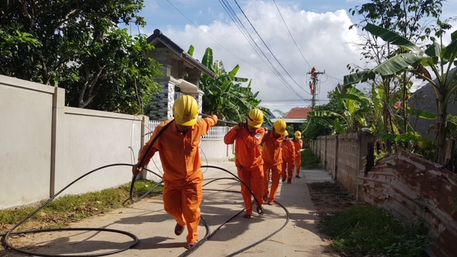Công nhân Điện lực Quảng Ninh thay thế, nâng cấp hệ thống lưới điện hạ thế.