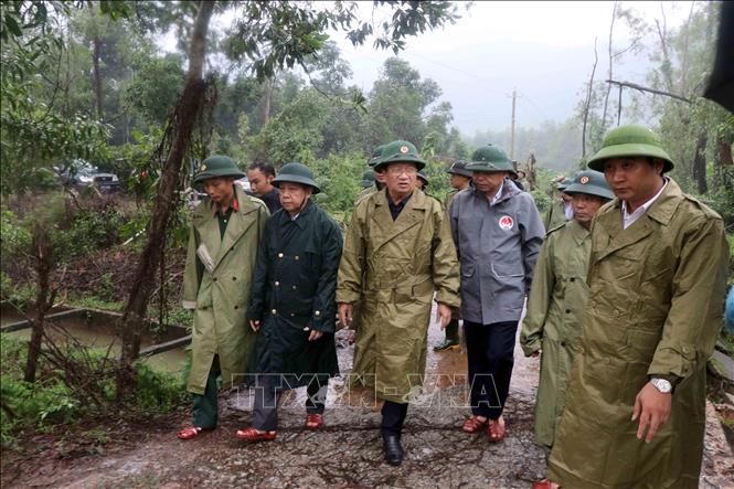 Phó Thủ tướng Chính phủ Trịnh Đình Dũng chỉ đạo thực địa công tác tìm kiếm 30 người mất tích tại thủy điện Rào Trăng 3. Ảnh: TTXVN