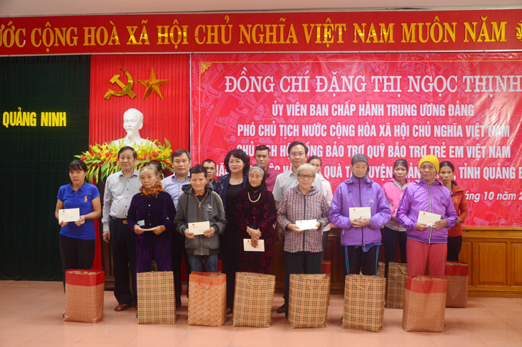 Đồng chí Phó Chủ tịch nước Đặng Thị Ngọc Thịnh và các đồng chí lãnh đạo tỉnh tặng quà cho người dân huyện Quảng Ninh.