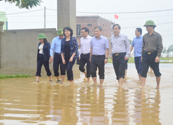  Đồng chí Phó Chủ tịch nước Đặng Thị Ngọc Thịnh và các đồng chí lãnh đạo tỉnh đến thăm người dân vùng lũ huyện Lệ Thủy..