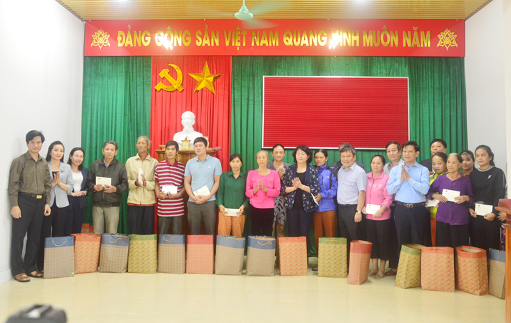 Đồng chí Phó Chủ tịch nước Đặng Thị Ngọc Thịnh và các đồng chí lãnh đạo tỉnh tặng quà cho người dân xã Liên Thủy, huyện Lệ Thủy.