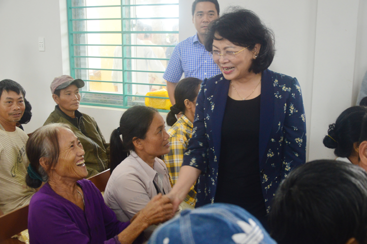 Phó Chủ tịch nước Đặng Thị Ngọc Thịnh thăm hỏi, động viên người dân vùng lũ huyện Lệ Thủy.