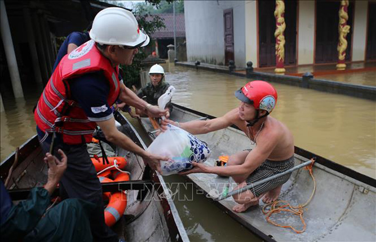  Lực lượng cứu hộ trao quà cho nhân dân vùng lũ xã Hải Sơn, huyện Hải Lăng (Quảng Trị). Ảnh: Hồ Cầu-TTXVN