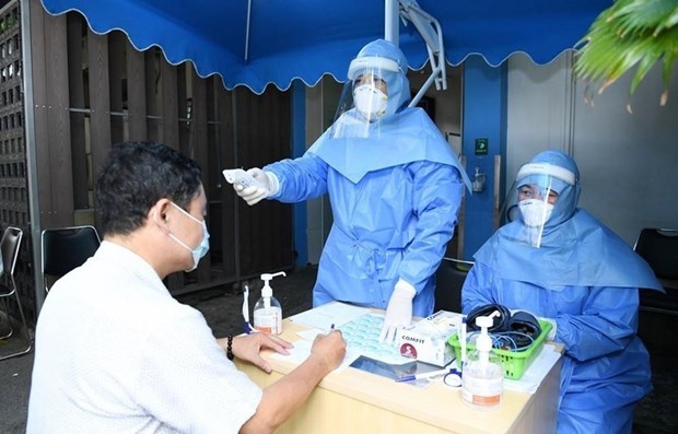 Khám sàng lọc cho người dân đến khám bệnh tại Bệnh viện Đại học Y dược Thành phố Hồ Chí Minh. (Ảnh: Đinh Hằng/ TTXVN)