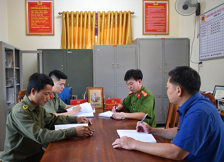 Lực lượng Công an xã Thượng Hóa (huyện Minh Hóa) triển khai nhiệm vụ công tác. 