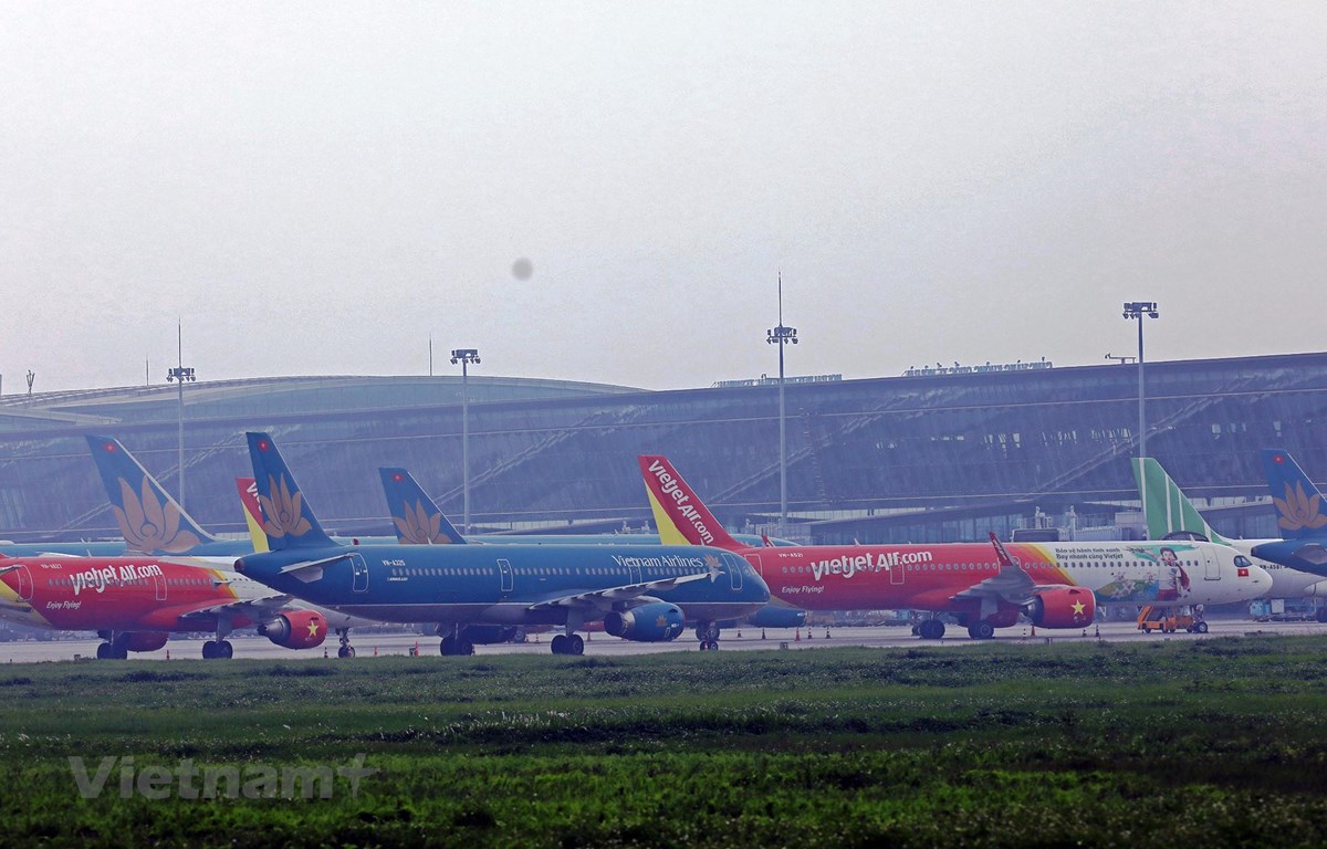 Các hãng hàng không vẫn chưa thể mở lại bay quốc tế do chờ ban hành bộ quy trình cách ly thống nhất. (Ảnh: Huy Hùng/Vietnam+)