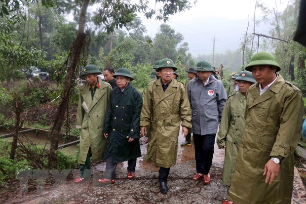  Phó Thủ tướng Chính phủ Trịnh Đình Dũng chỉ đạo thực địa công tác tìm kiếm 30 người mất tích tại thủy điện Rào Trăng 3. (Ảnh: Đỗ Trưởng/TTXVN)