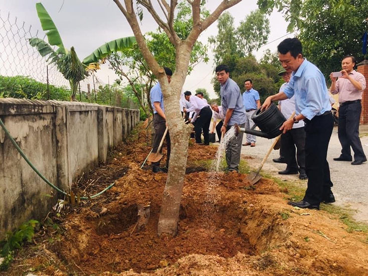 Đại diện lãnh đạo Ủy ban MTTQVN tỉnh tham gia trồng cây xây dựng đoạn đường kiểu mẫu tại thôn Đông Dương, xã Quảng Phương, huyện Quảng Trạch