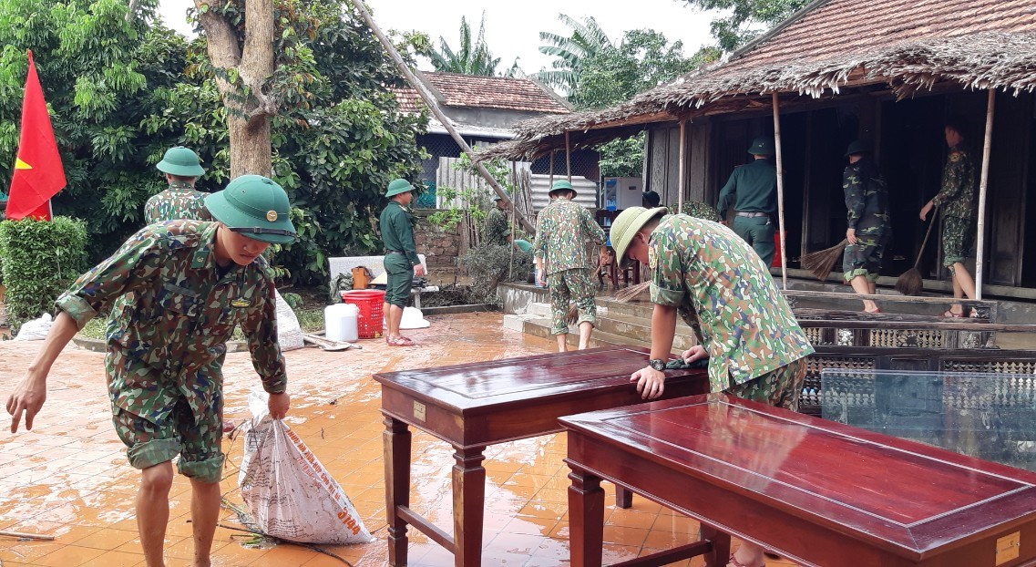  Cán bộ, đoàn viên BĐBP Quảng Bình thu dọn, làm vệ sinh Nhà lưu niệm Đại tướng Võ Nguyên Giáp (tại thôn An Xá, xã Lộc Thủy, huyện Lệ Thủy)