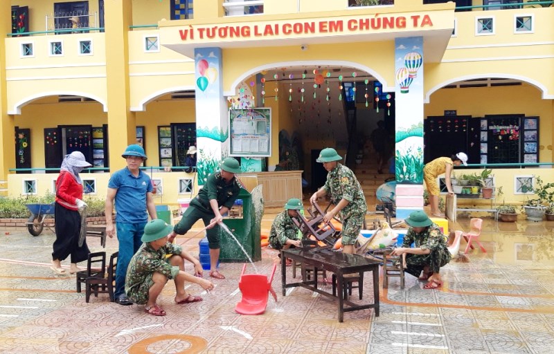  Giúp trường Mầm non Lộc Thủy sắp xếp đồ dùng học tập, vệ sinh sân vườn trường học.