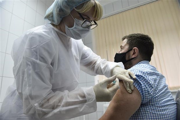 Tiêm thử nghiệm vắcxin Sputnik V ngừa COVID-19 cho tình nguyện viên tại Moskva, Nga ngày 10-9-2020. (Ảnh: AFP/TTXVN)
