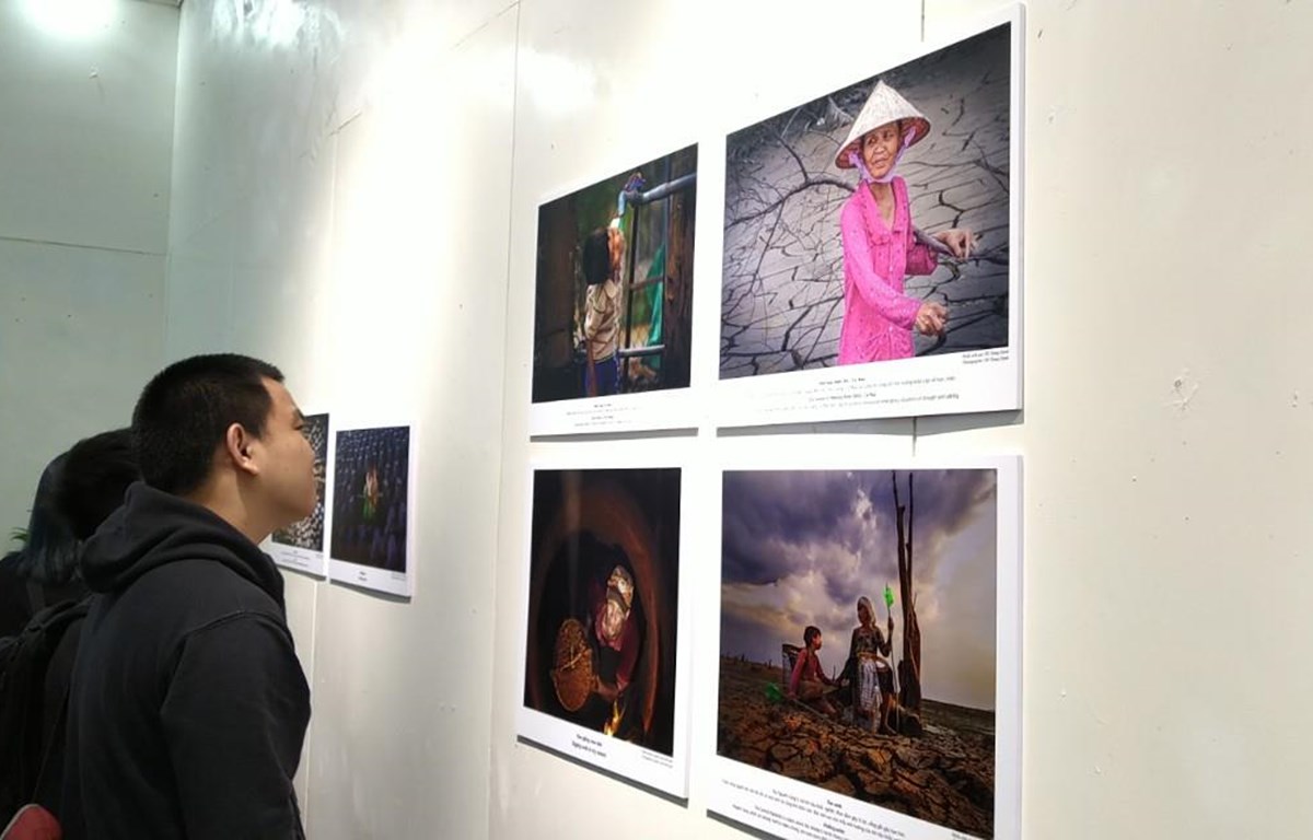 Triển lãm trưng bày 50 bức ảnh xuất sắc nhất lựa chọn từ cuộc thi ảnh của Liên hợp quốc. (Ảnh: Minh Thu/Vietnam+)