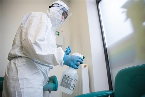  Nhân viên y tế phun thuốc khử trùng nhằm ngăn chặn sự lây lan của dịch COVID-19 tại Warsaw, Ba Lan. (Ảnh: PAP/TTXVN phát)