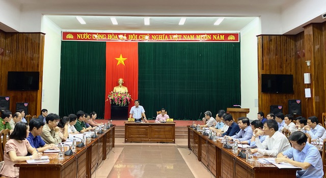 Đồng chí Trần Phong, Phó Chủ tịch UBND tỉnh điều hành cuộc họp.