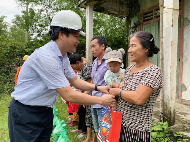 Đại diện lãnh đạo PC Quảng Bình tặng quà cho người dân thôn Bắc Kim Sen, xã Trường Xuân (Quảng Ninh).