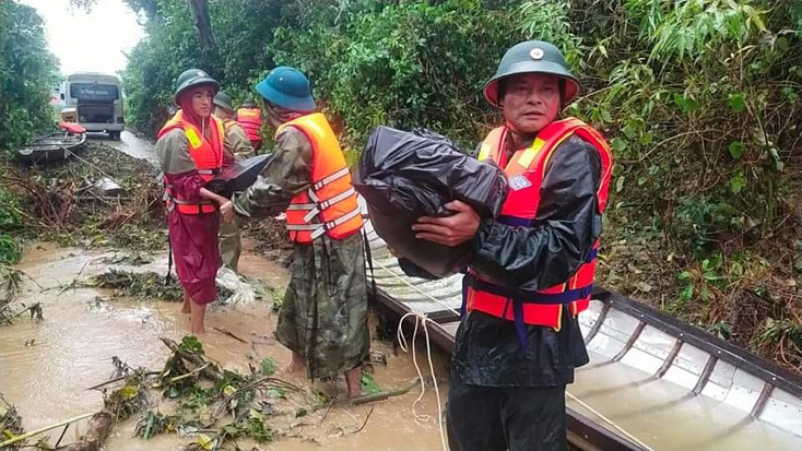 Hội Chữ thập đỏ đưa hàng cứu trợ cho người dân vùng hiện còn bị ngập lụt.