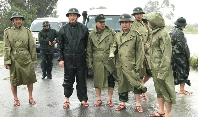  Thiếu tướng Nguyễn Văn Man, Phó tư lệnh Quân khu 4 (thứ hai từ phải qua, hàng đầu), thị sát tình hình mưa lũ và chỉ đạo công tác cứu hộ, giúp đỡ người dân tại huyện Phong Điền, Thừa Thiên Huế vào ngày 11-10. Ảnh: Quân khu 4